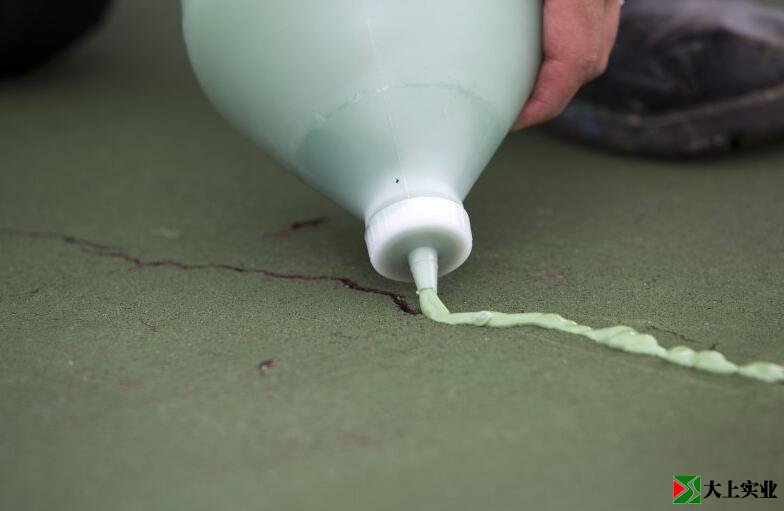 注入式填補(bǔ)球場裂縫