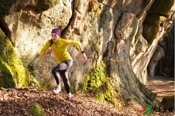 一個(gè)外國美女在越野道路上跑步