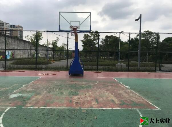破損嚴(yán)重的塑膠籃球場