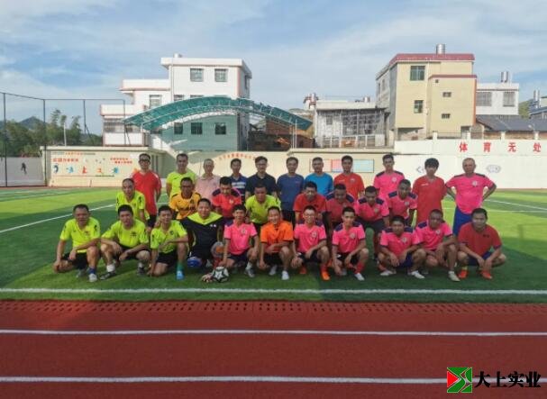 前來踢球的隊(duì)員