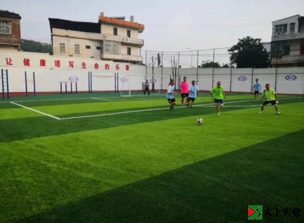 前來踢球的隊(duì)員