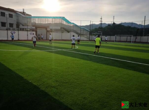 踢球進(jìn)行中