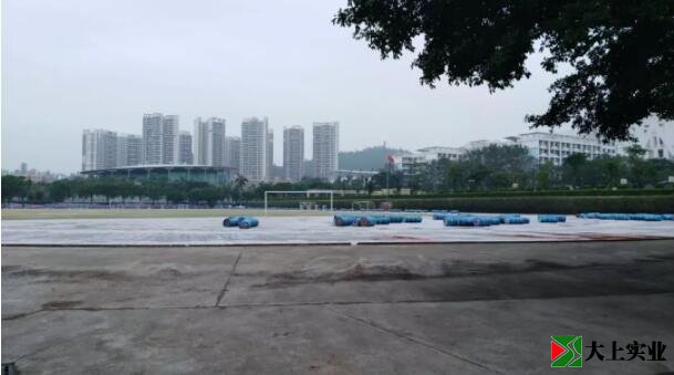 塑膠操場(chǎng)翻新中