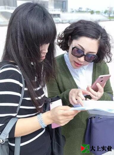 家長(zhǎng)代表們查看企業(yè)相關(guān)資質(zhì)文件