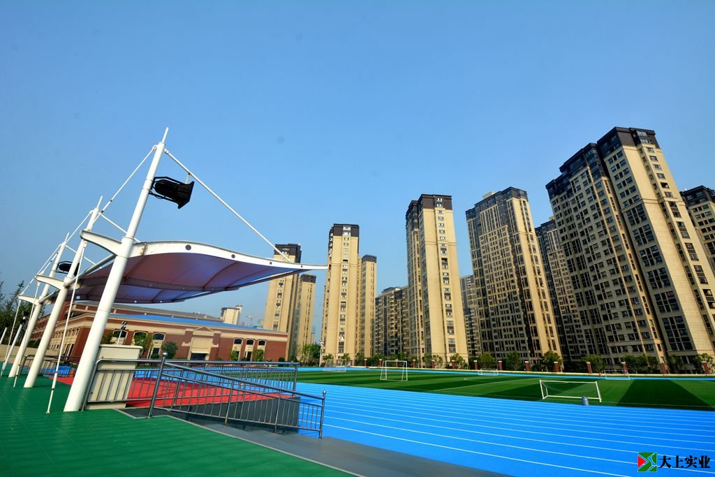 萬(wàn)科城民主小學(xué)校區(qū)藍(lán)色操場(chǎng)看臺(tái)