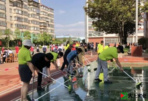 清洗塑膠運(yùn)動(dòng)場(chǎng)的場(chǎng)景