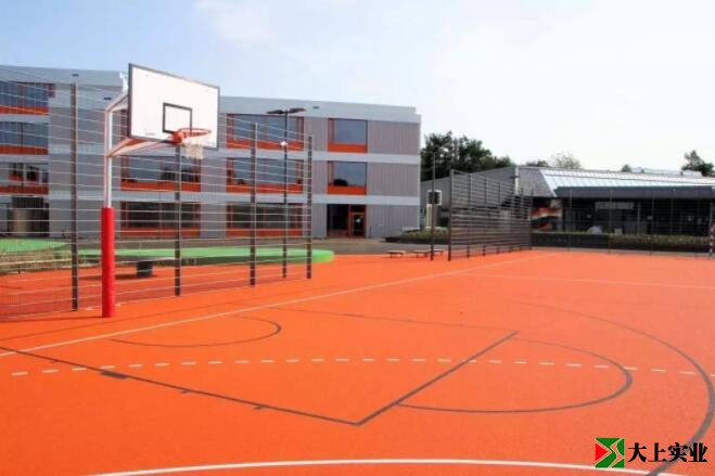橙色塑膠運(yùn)動(dòng)場