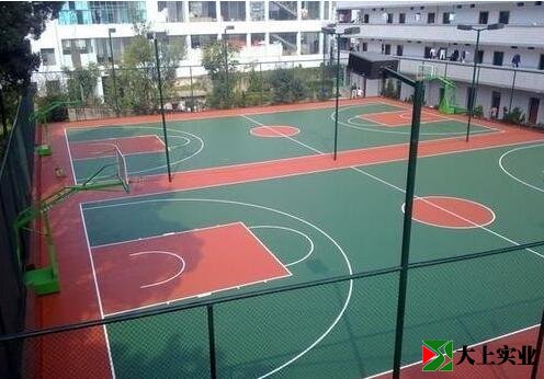 鋪設(shè)籃球場地坪
