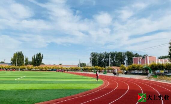 塑膠運(yùn)動(dòng)場(chǎng)鋪設(shè)完成