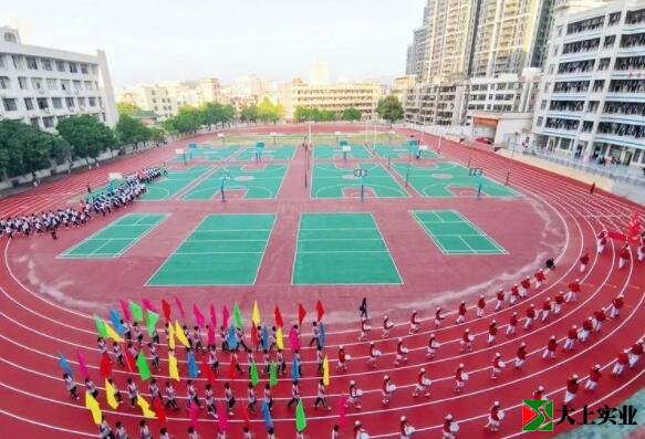 新建的塑膠運(yùn)動(dòng)場(chǎng)