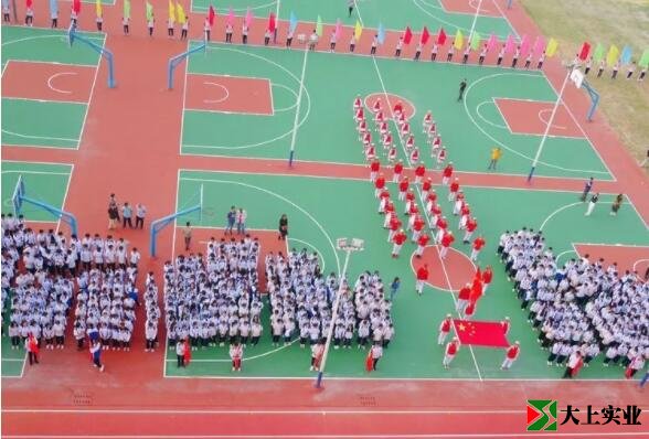 新建的塑膠運(yùn)動(dòng)場(chǎng)