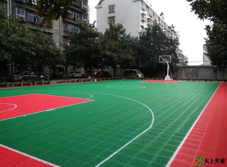 懸浮地板鋪設(shè)籃球場(chǎng)