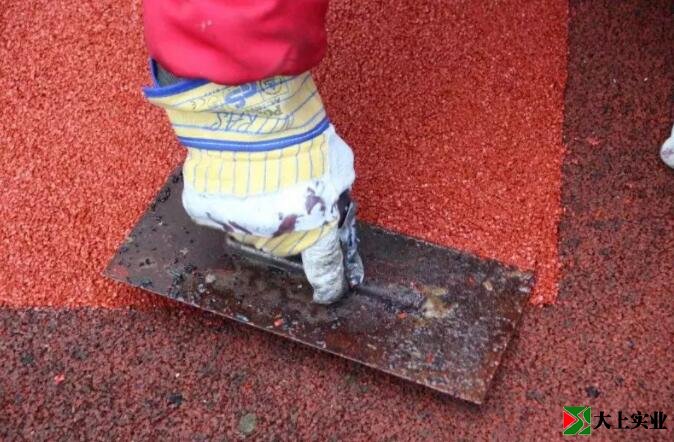 運(yùn)動場塑膠跑道的維修