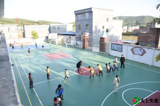 學(xué)校塑膠運(yùn)動(dòng)場建設(shè)完成