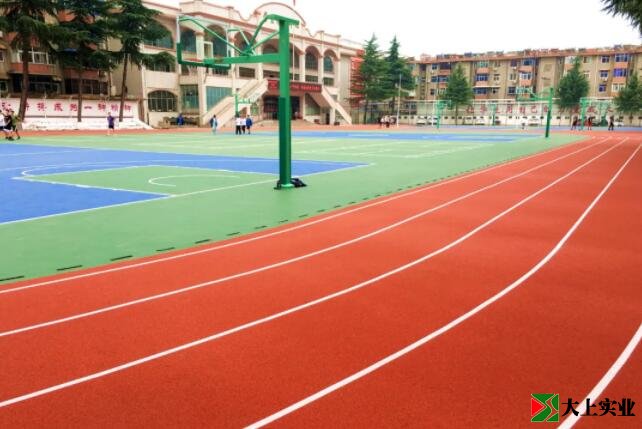 學(xué)校鋪設(shè)塑膠運動場圓滿竣工