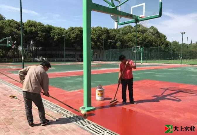 對(duì)籃球場(chǎng)覆蓋面漆