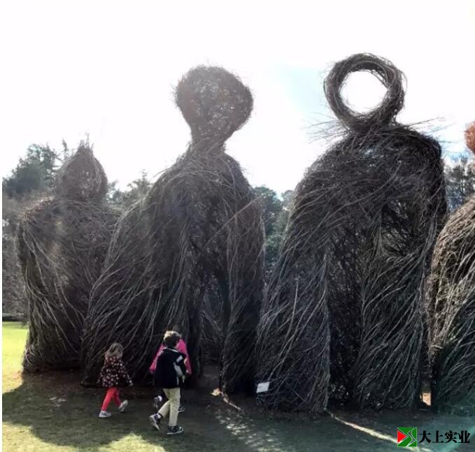 圖6 杜克大學(xué)花園草坪中的大型雕塑