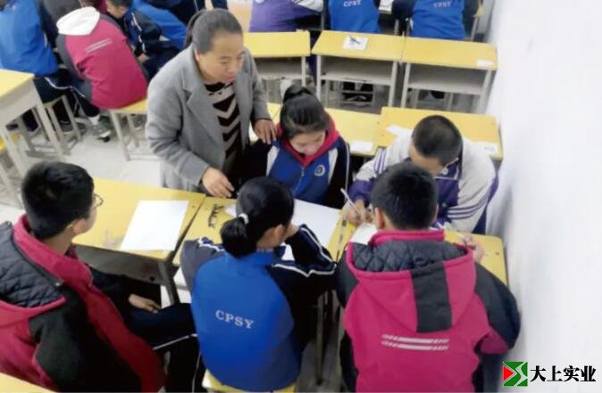 學(xué)生進行價格對比