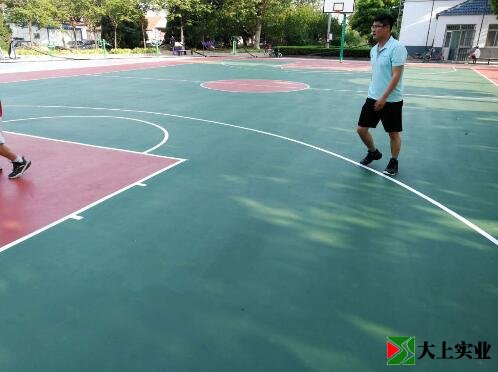 籃球場(chǎng)換新顏