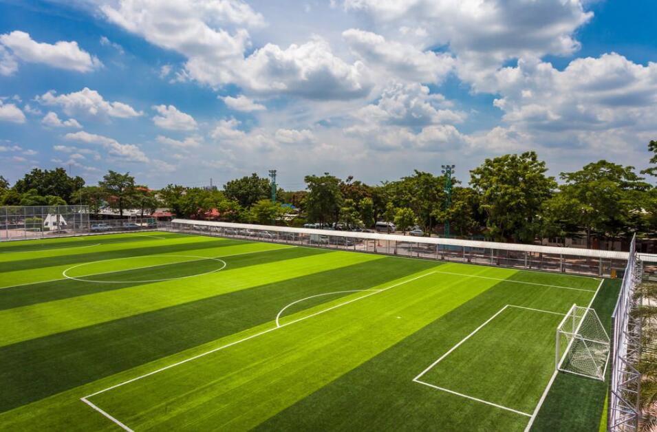 在學(xué)校建一個(gè)足球場需要多少錢?