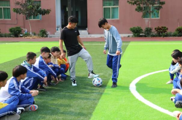 體育課上，老師正在示范足球要領(lǐng)