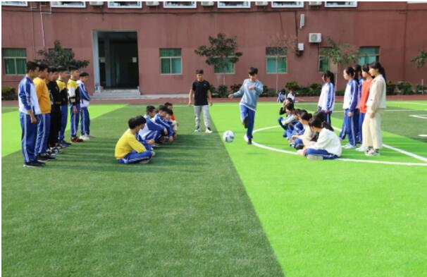 體育課上，老師正在示范足球要領(lǐng)