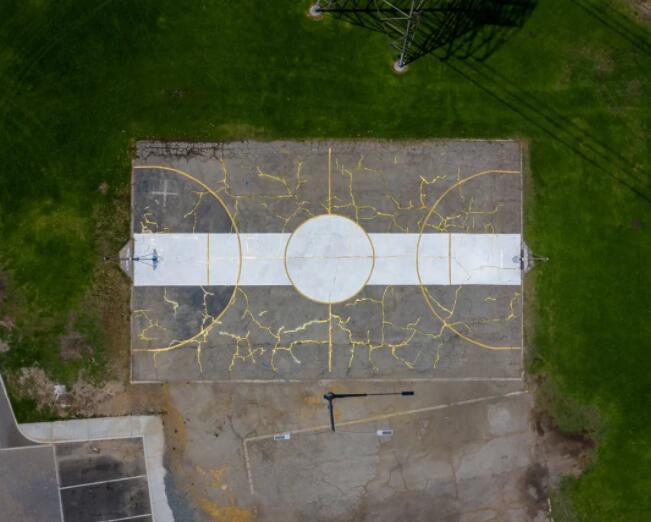 藝術(shù)家改造破舊籃球場(chǎng)，變得熠熠生輝