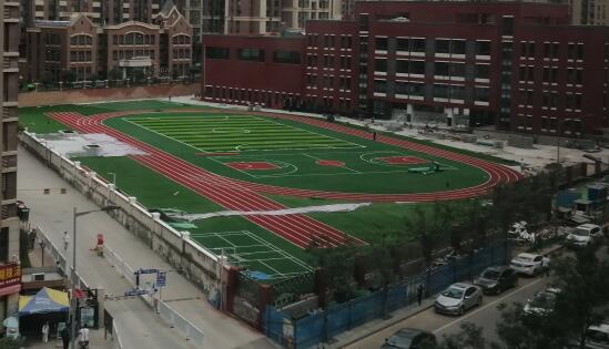 10天時間，一座學(xué)校塑膠跑道，建設(shè)完成