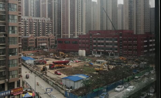 10天時間，一座學(xué)校塑膠跑道，建設(shè)完成