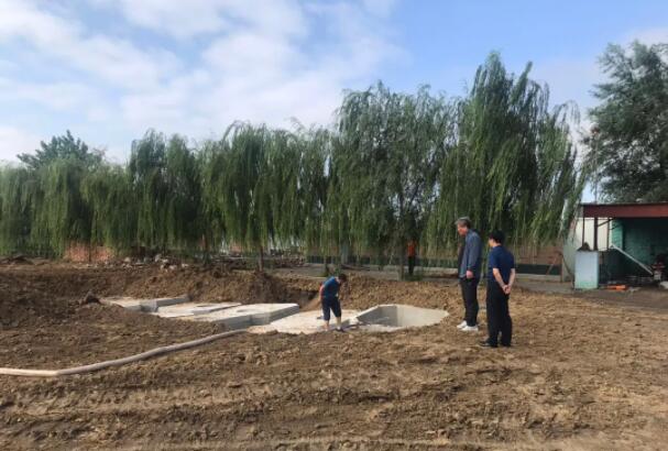 校領(lǐng)導(dǎo)研究操場西側(cè)水沖廁所蓄水池建設(shè)