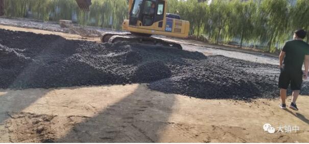 工程作業(yè)車準(zhǔn)備鋪墊砂墊