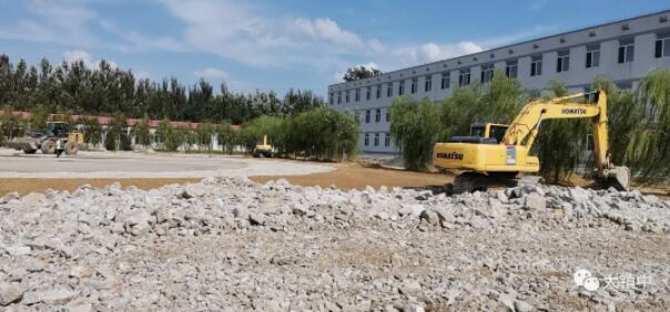 基層砂墊鋪平，操場西側(cè)籃球場建設(shè)