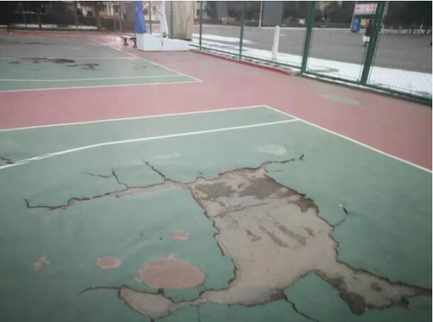 破舊的籃球場(chǎng)