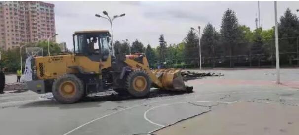 舊籃球場(chǎng)鏟除