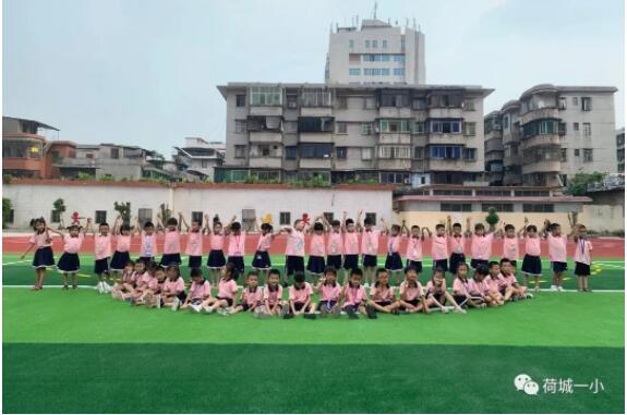 學生們在新建運動場上活動