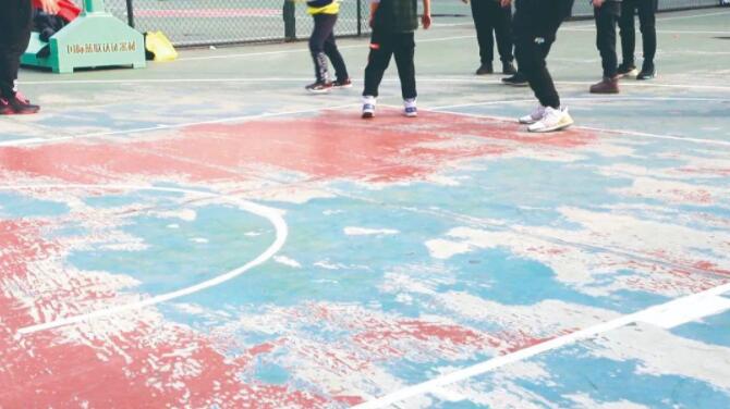 曾經(jīng)的籃球場地面磨損嚴重