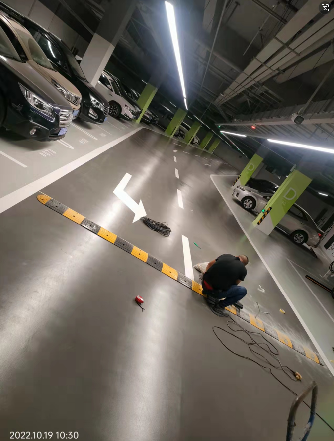 頤都大廈地坪、劃線、交通設(shè)施安裝工程